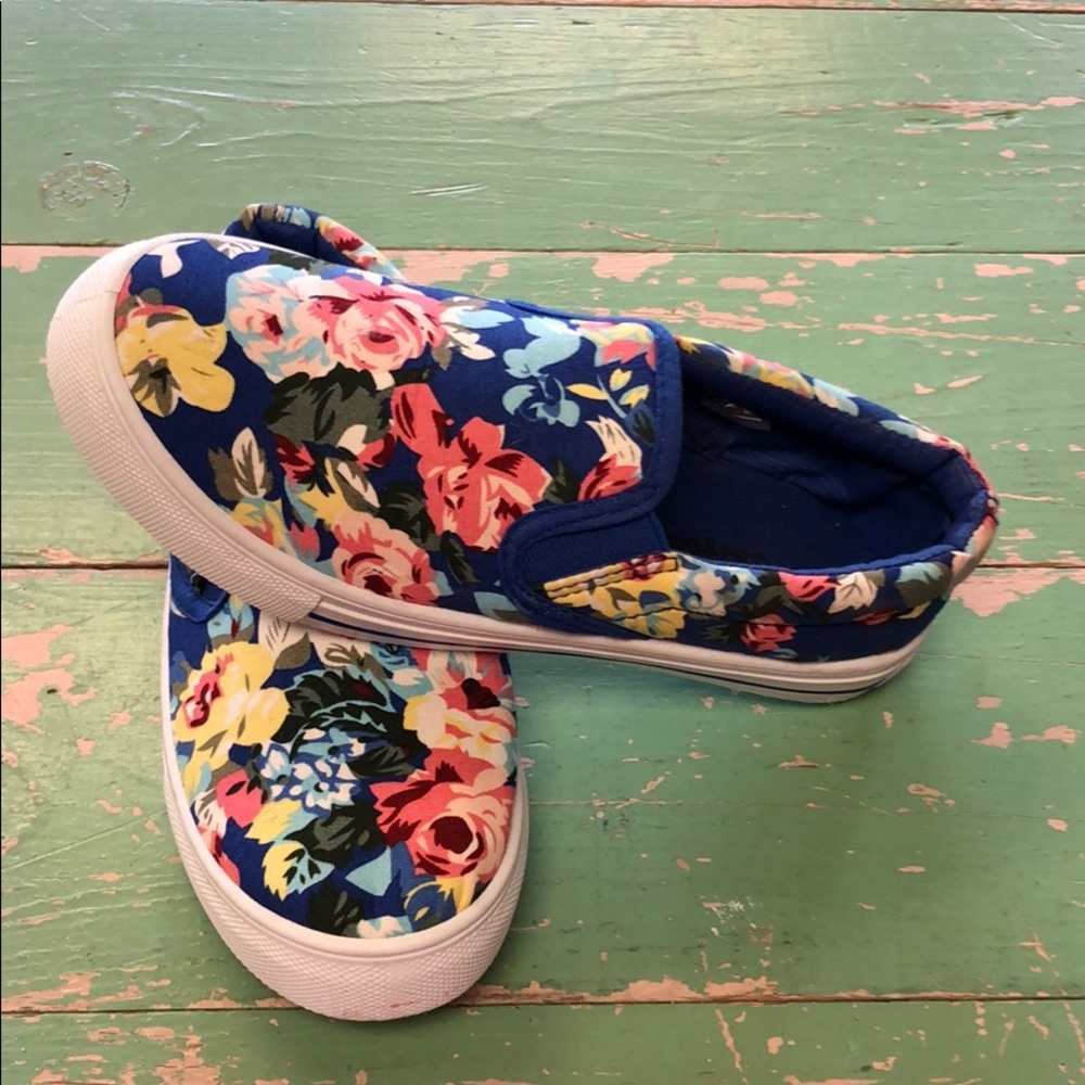 NEW FLORAL SLIP ONS!! Size 6
